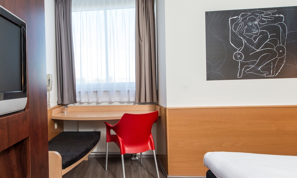 Standard Room, Multiple Beds - Photo 1