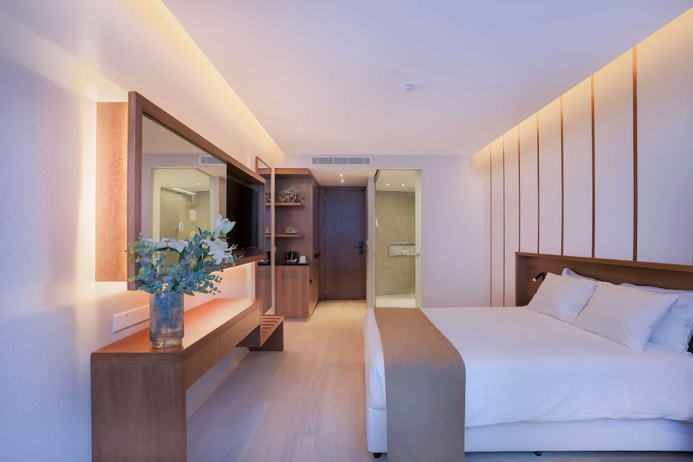 Suite, Balcony, Pool View - Photo 5