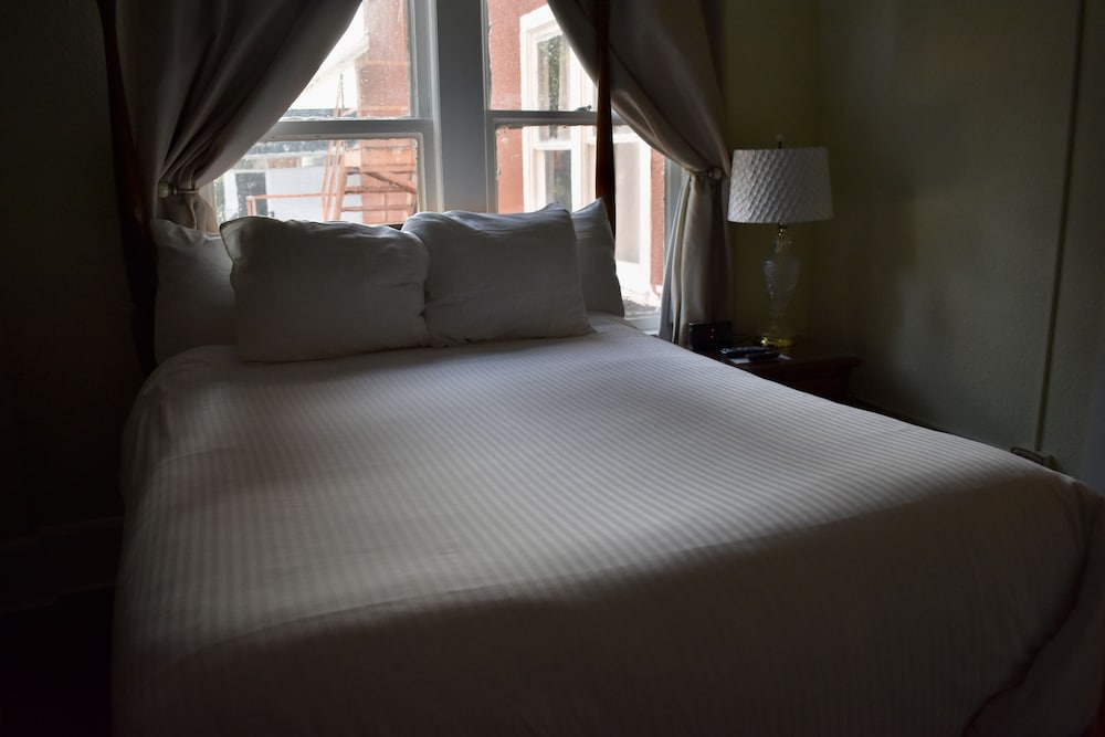 Room 207, Queen Bed, Non Smoking photo 3