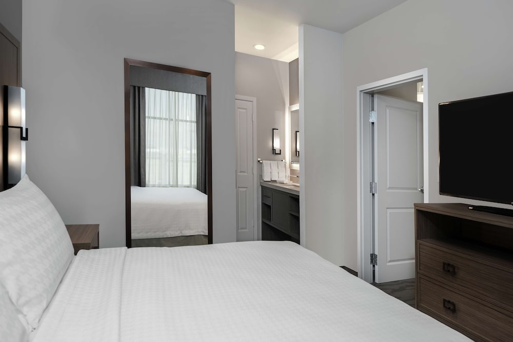 Suite, 1 King Bed, Accessible, Bathtub photo 3