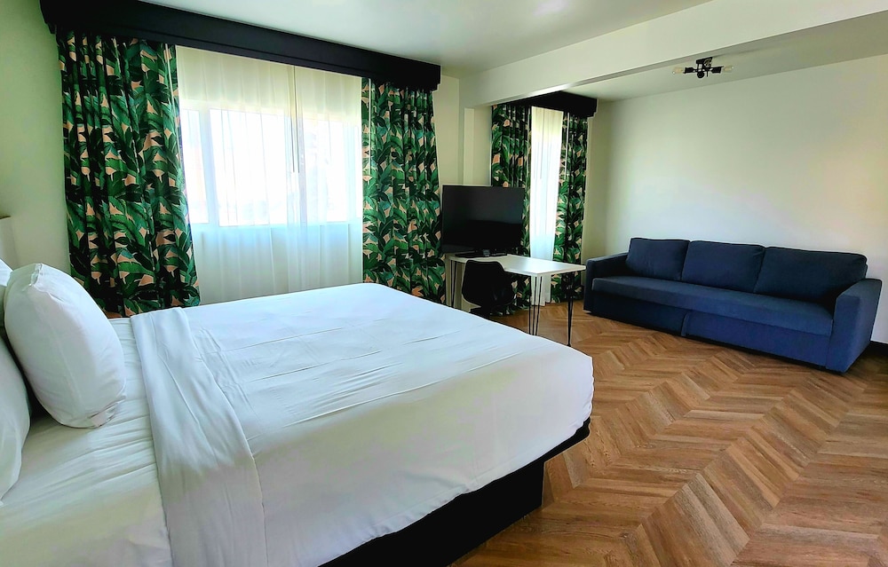 Family Single Room, 1 King Bed with Sofa bed, Non Smoking photo 2