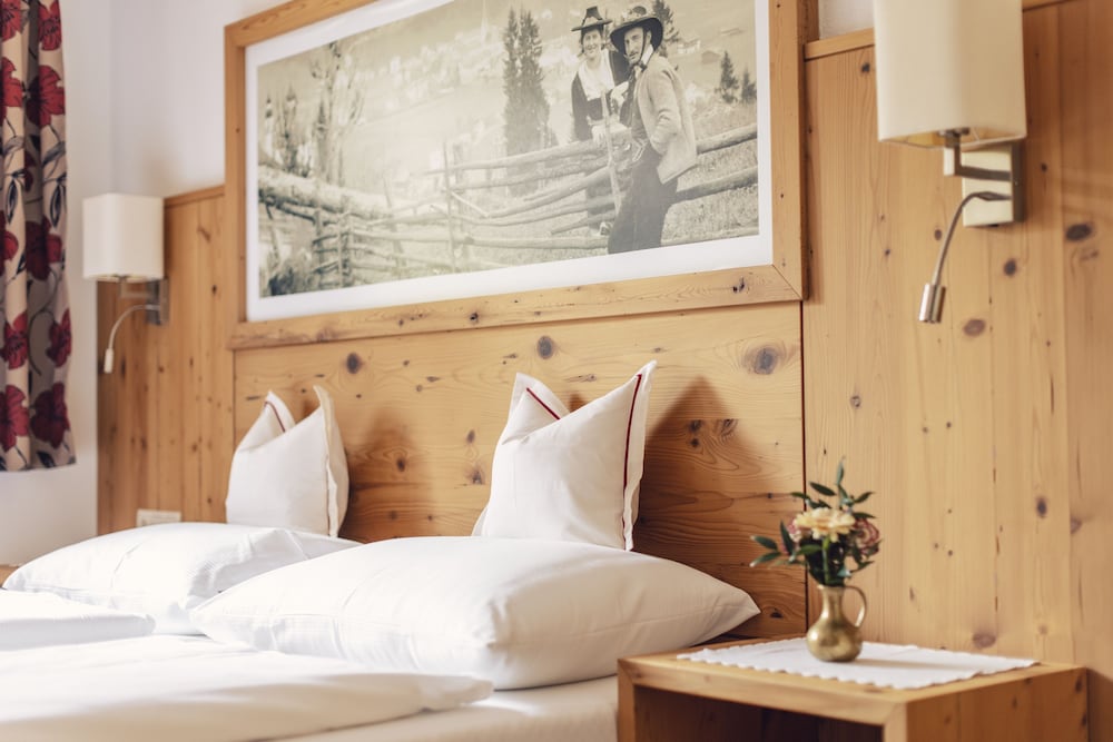 Standard Room, 1 King Bed, Non Smoking, Mountain View photo 2