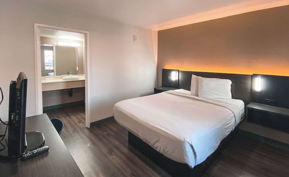 Standard Room, 1 King Bed, Non Smoking, Kitchenette