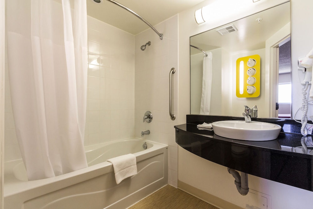 Deluxe Room, 1 Queen Bed, Non Smoking, Kitchenette - Photo 9