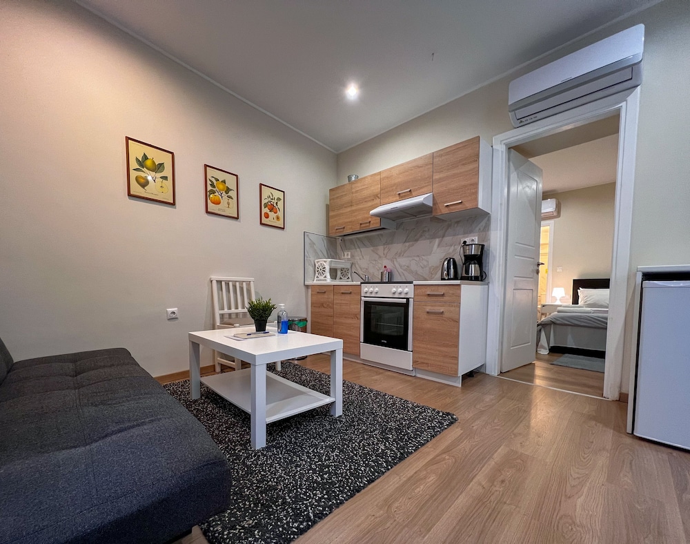 Standard Apartment, 1 Bedroom, Corner (Semi-basement - 0A)