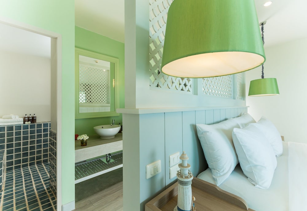 Deluxe Room, Partial Sea View, Corner - Photo 9