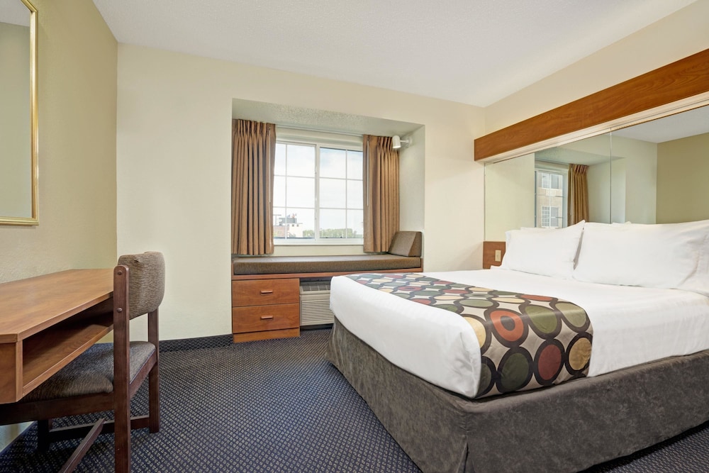 Standard Room, 1 Queen Bed, Accessible - Photo 3
