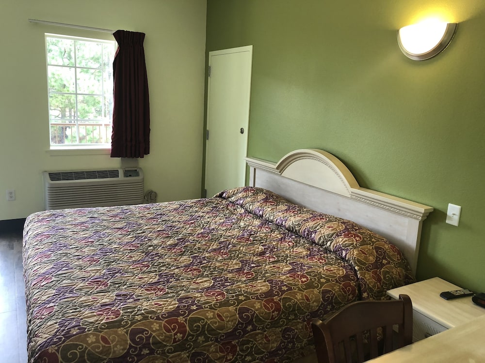 Standard Room, 1 King Bed, Smoking photo 3