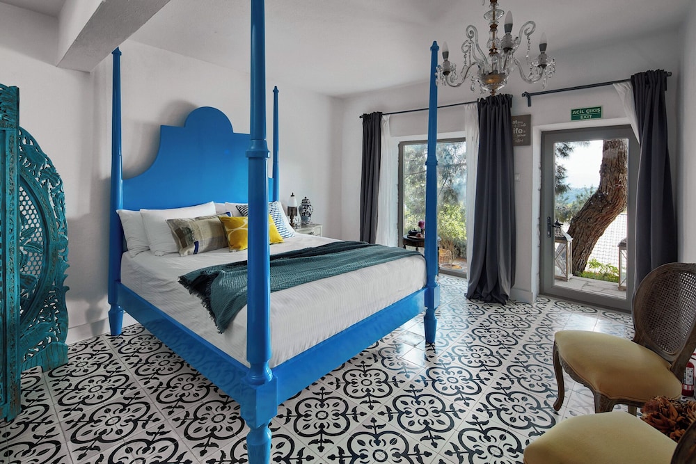 Basic Room, 1 Queen Bed, Pool View