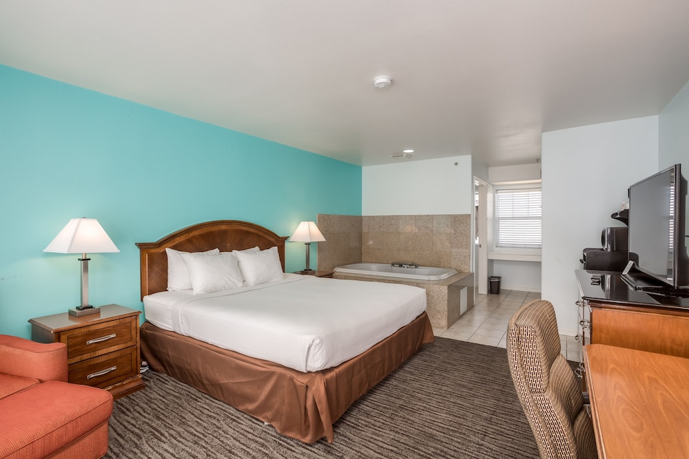 Room, 1 King Bed, Partial Ocean View - Photo 1