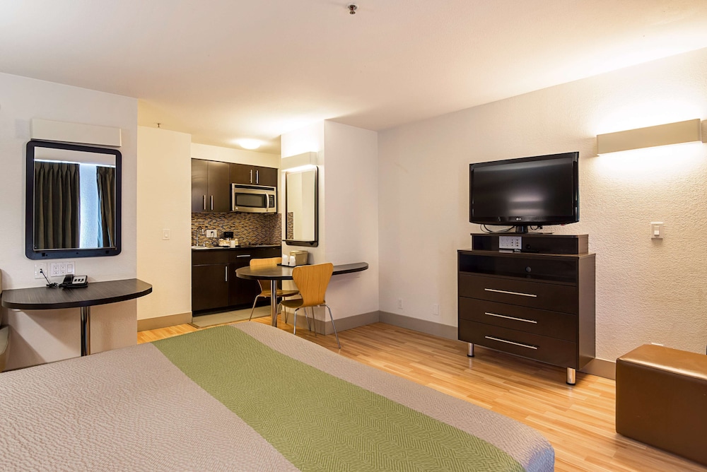 Deluxe Room, 1 Queen Bed, Accessible, Non Smoking - Photo 3