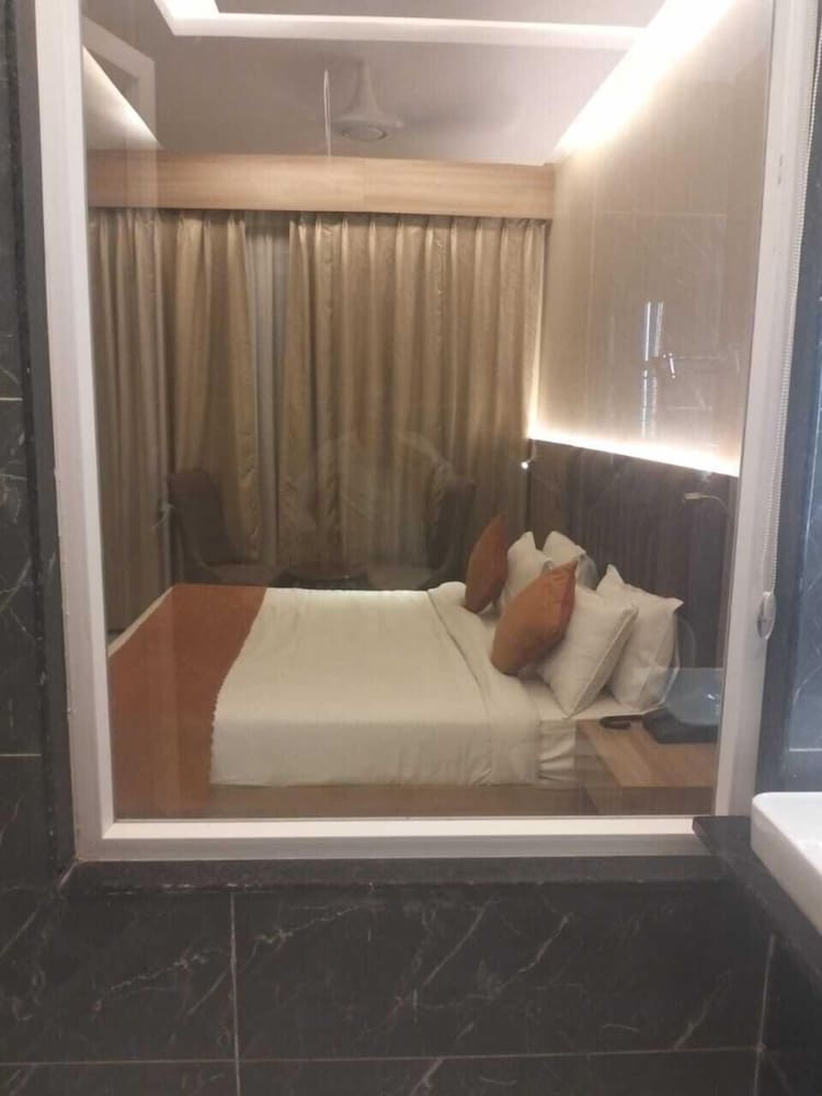 Deluxe Room - Photo 5