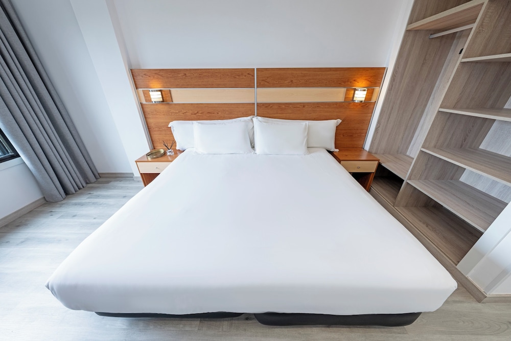 1 King Bed - Photo 1