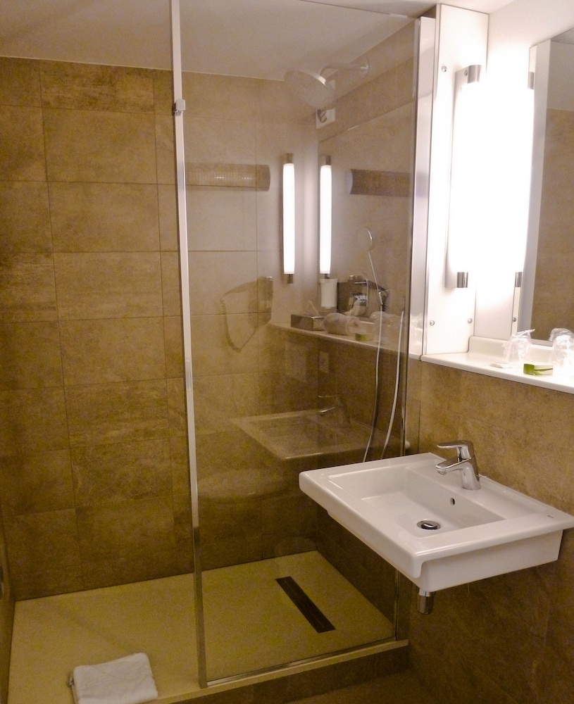 Standard Room, Multiple Beds - Photo 5