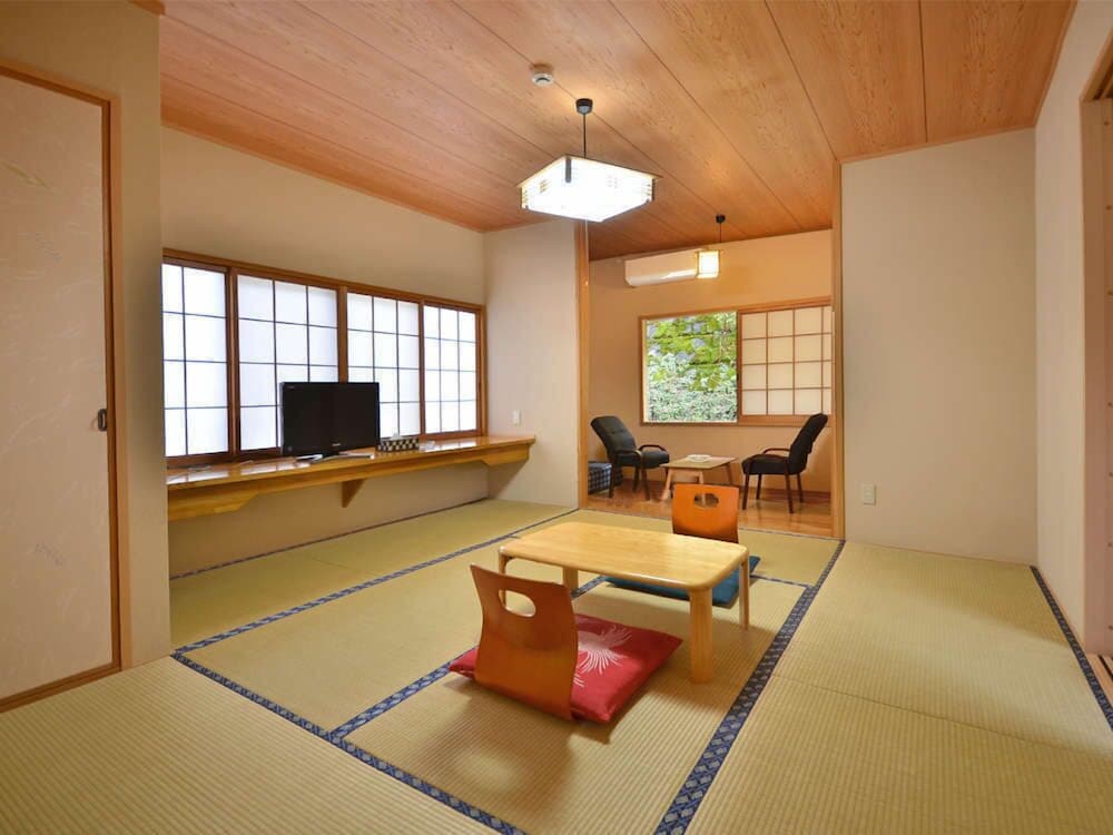 Japanese Style Room For 4 Guests With Private Bathroom (Yuugiri)