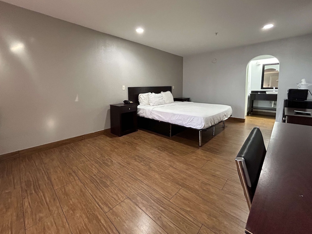 Deluxe Room, 1 King Bed, Accessible, Non Smoking - Photo 1