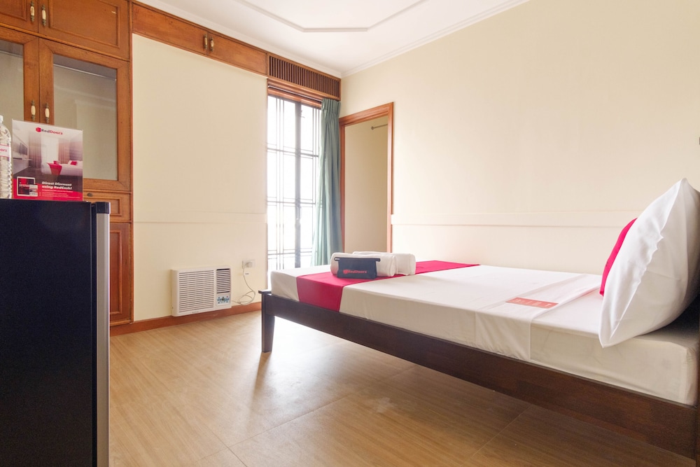 Double Room (Reddoorz) - Photo 4