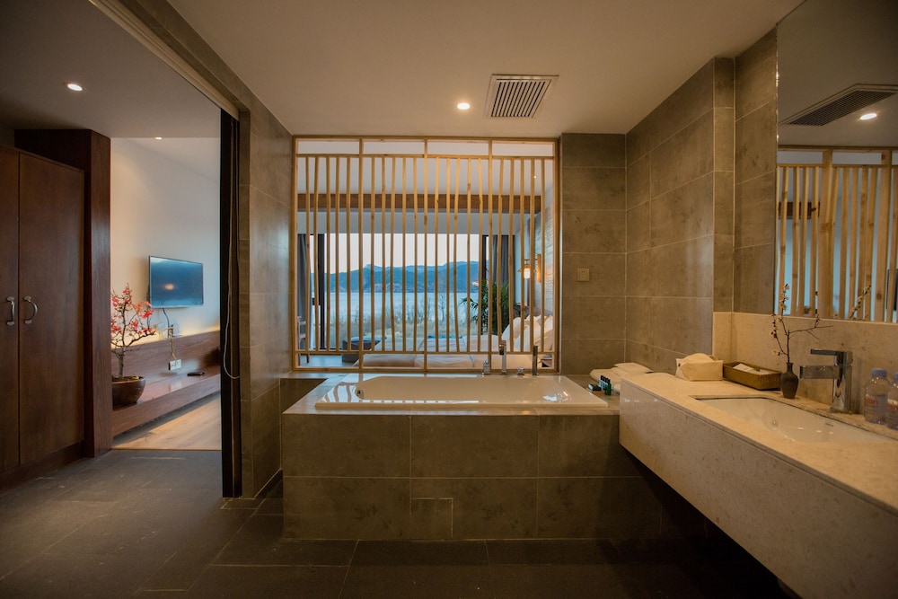 Quadruple Room, Bathtub photo 1