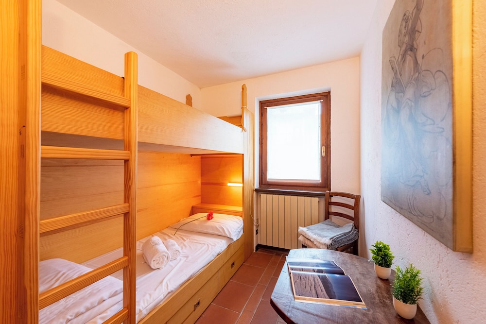 Family Apartment, Multiple Bedrooms (Charming Apartment with Garden in) photo 3