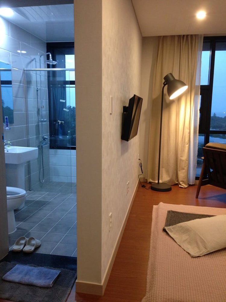 House, 1 Queen Bed, Non Smoking, Ocean View (With Mountain View) photo 1