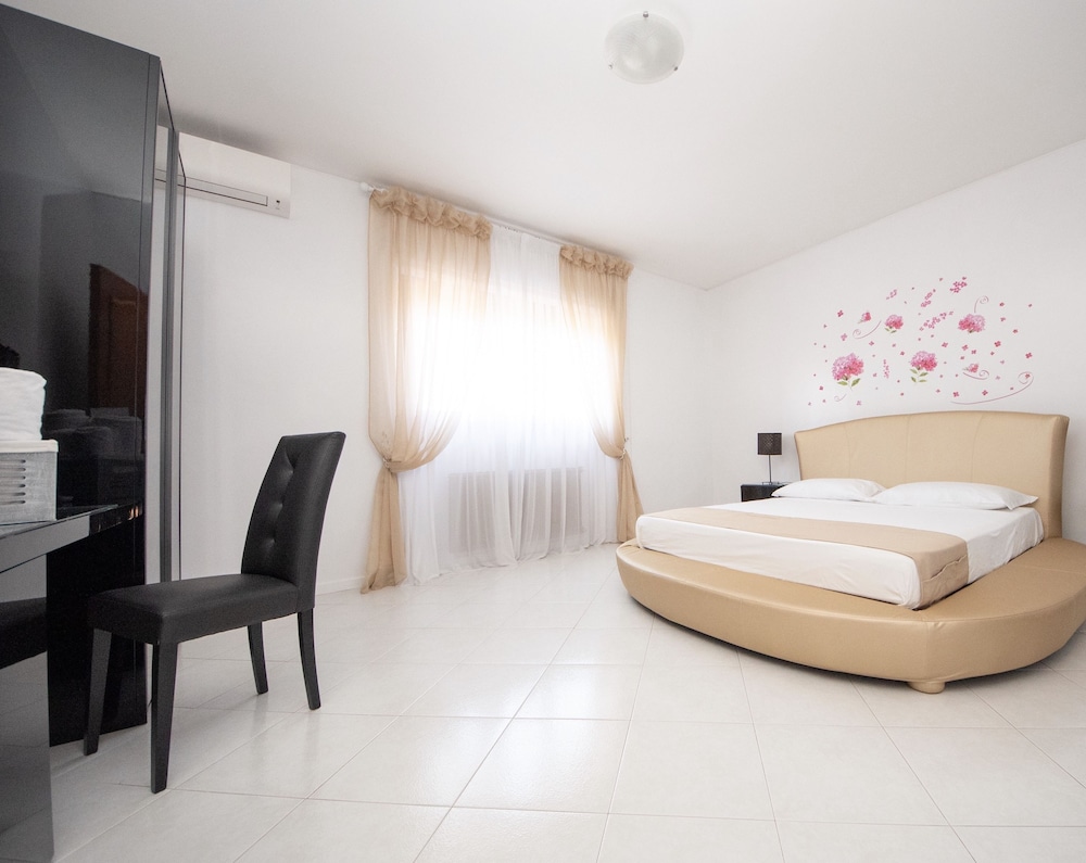 Quadruple Room, 2 Queen Beds, Pool View photo 2