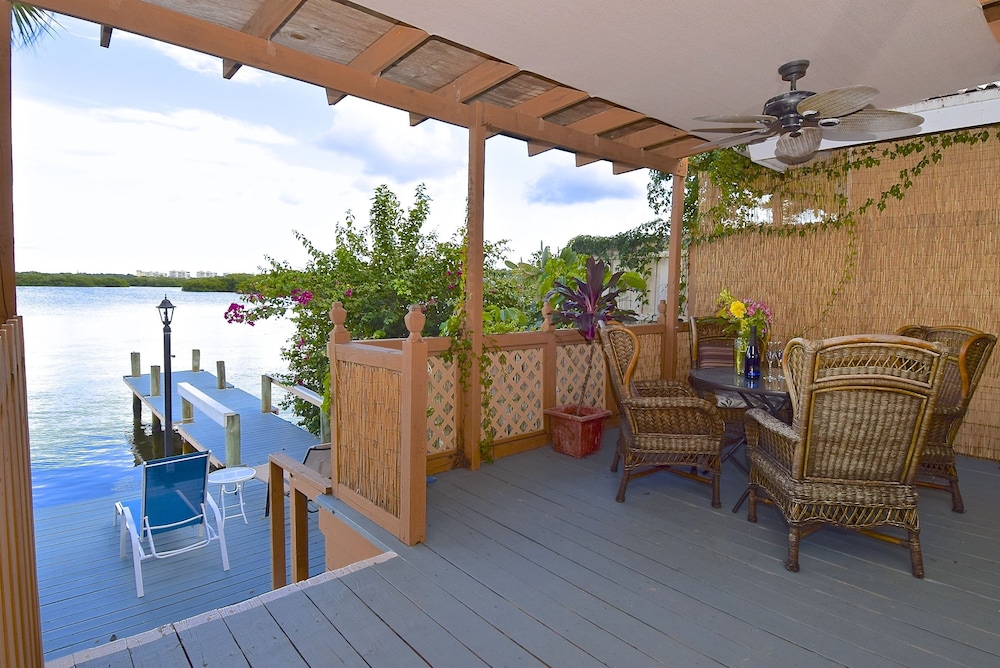 Cottage, Bay View (Caribbean Room) photo 3