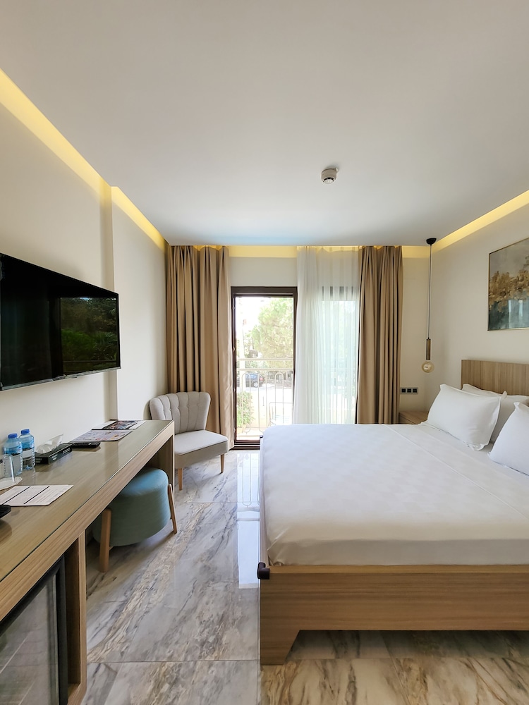 Comfort Room, 1 Queen Bed, Non Smoking, Pool View