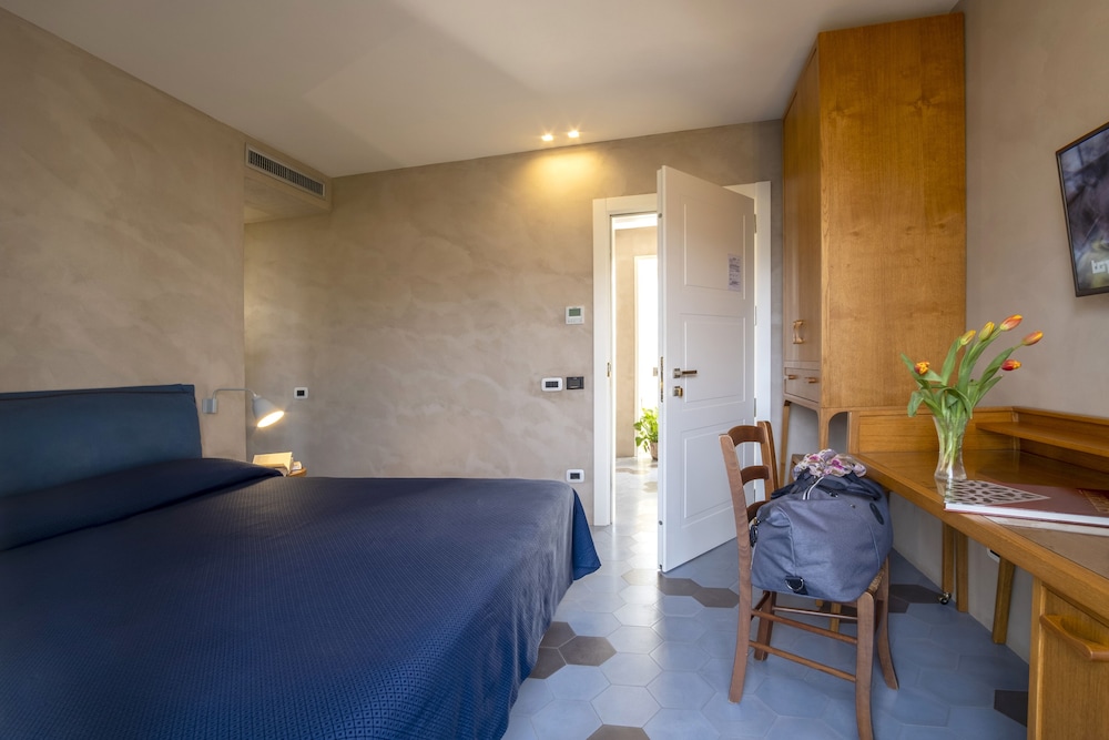 Design Room, 1 King Bed, Partial Sea View - Photo 2