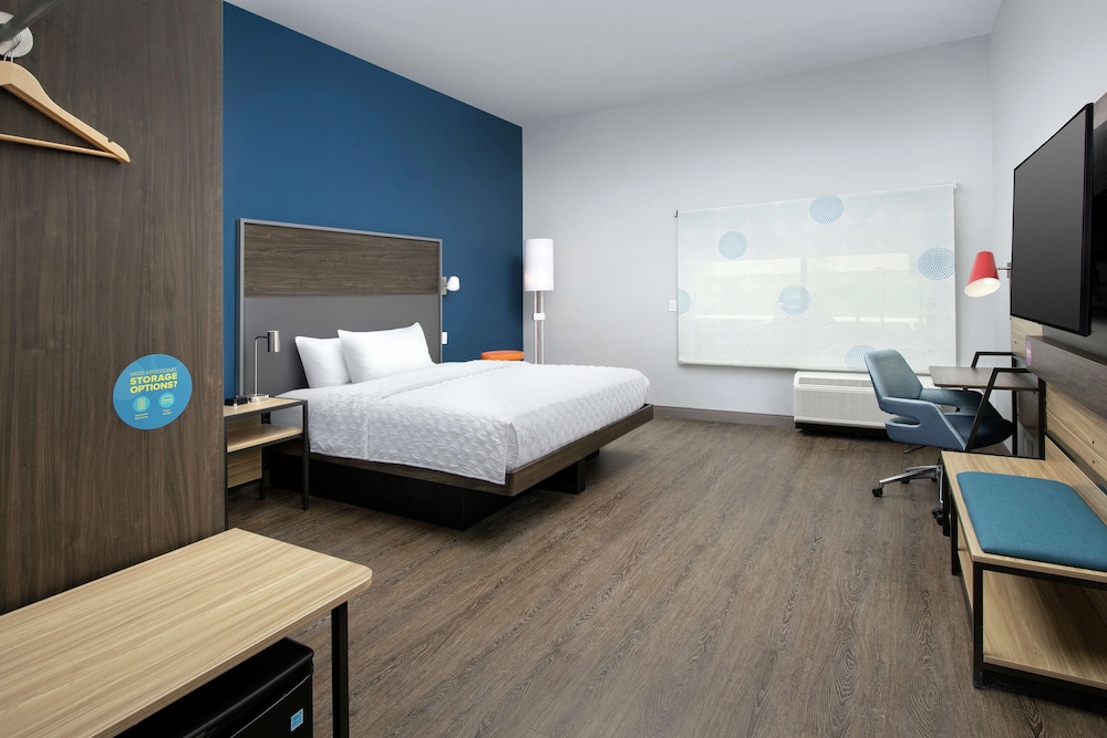 Room, 1 King Bed, Accessible (Roll-In Shower) - Photo 2