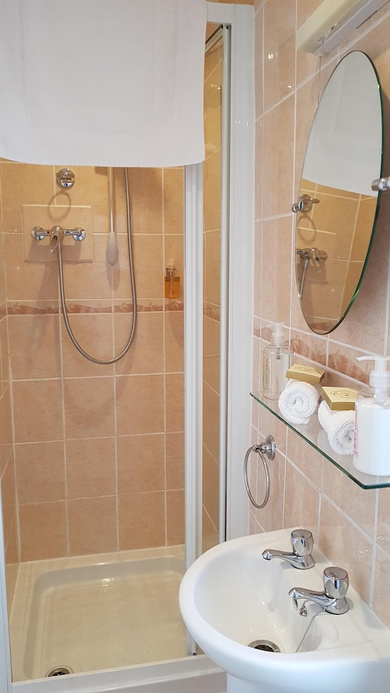 Twin Room, Ensuite - Photo 4