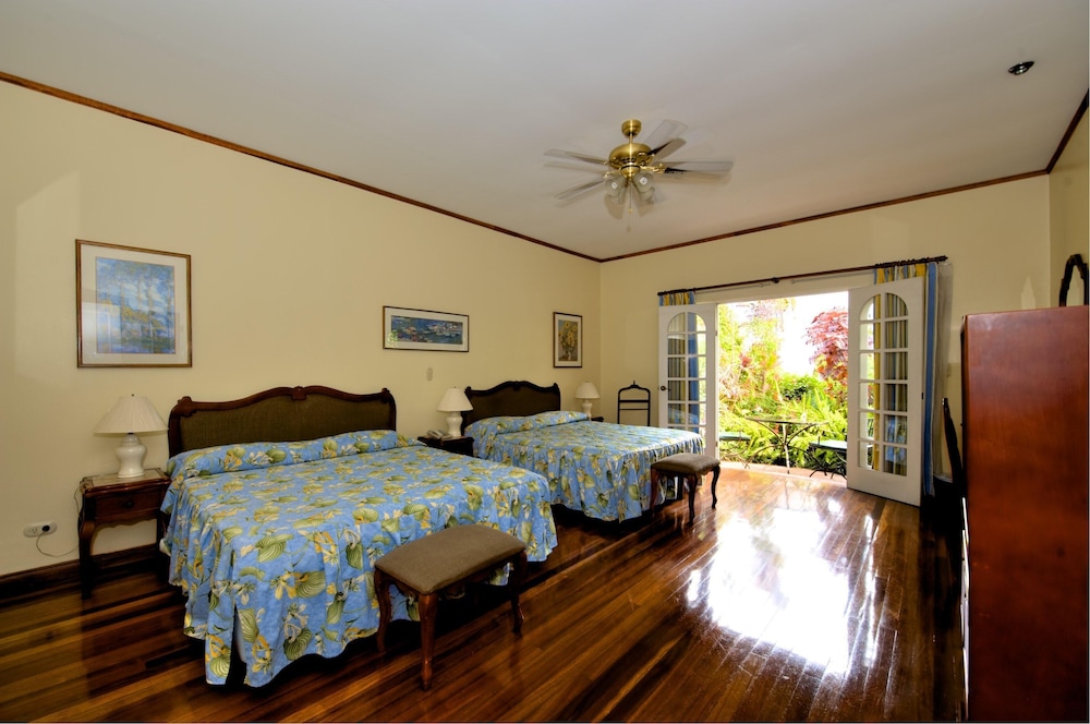 Deluxe Single Room, 2 Queen Beds, Patio, Garden View photo 3