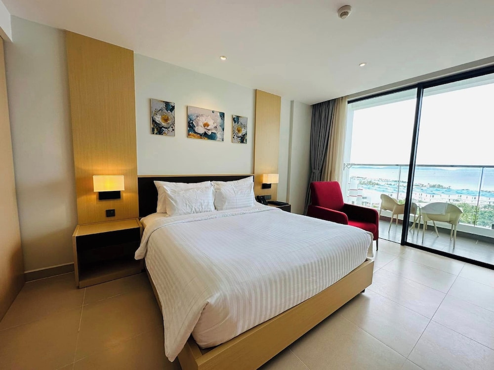Deluxe Double Room, 1 King Bed, Ocean View photo 2