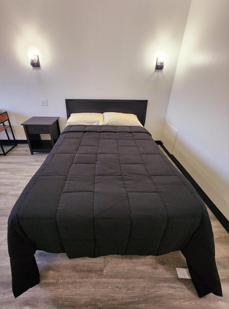 Deluxe Single Room, 1 Queen Bed photo 3