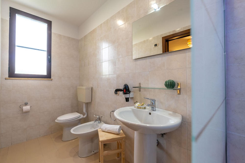 Comfort Room, Non Smoking, Ensuite - Photo 11