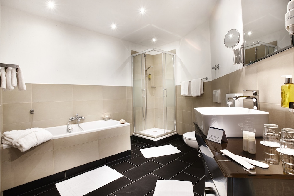 Suite, 2 Twin Beds, Bathtub thumbnail 5