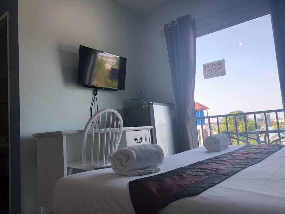 Classic Studio, 1 King Bed with Sofa bed photo 3