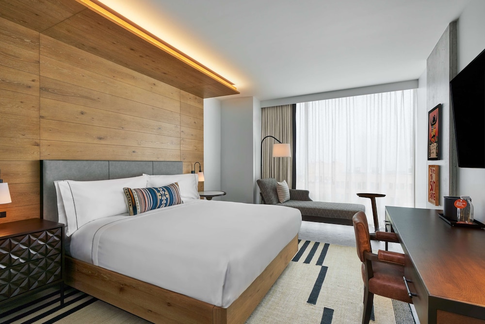 Room, 1 King Bed, Accessible (Riverwalk, Mobility,Roll-In Shower) - Photo 3