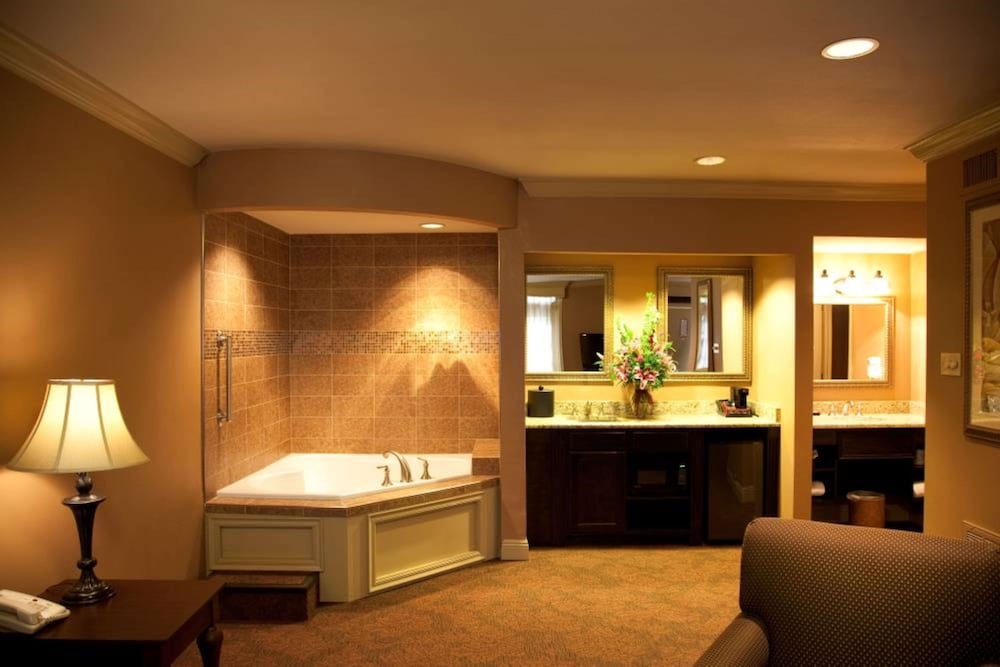 Suite, 1 King Bed, Non Smoking, Jetted Tub (With Sofabed) photo 1