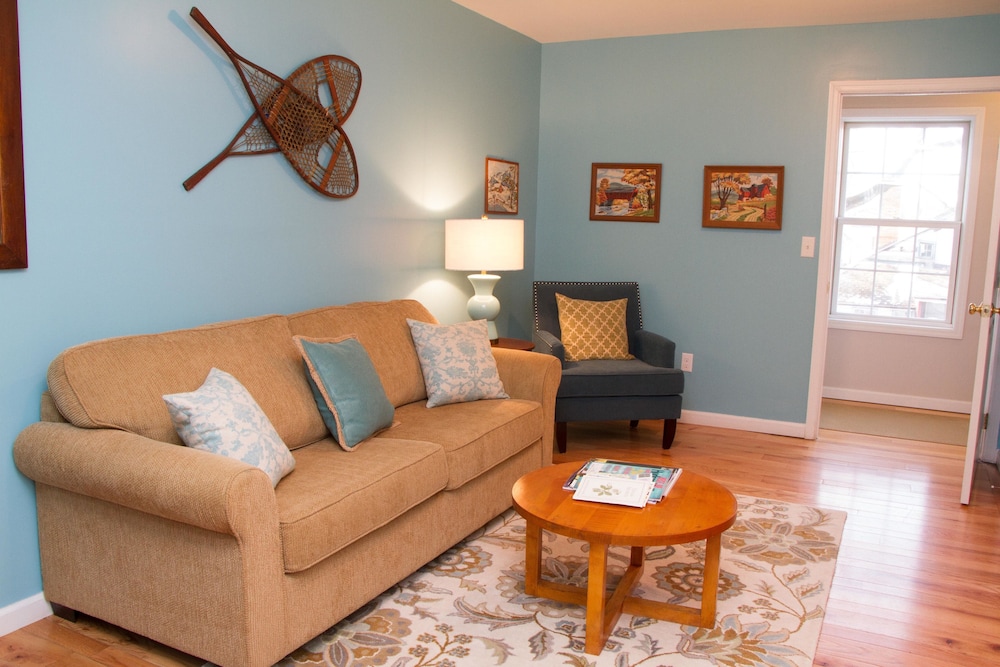 Suite, 1 Queen Bed with Sofa bed (The Tamarack Suite) photo 3