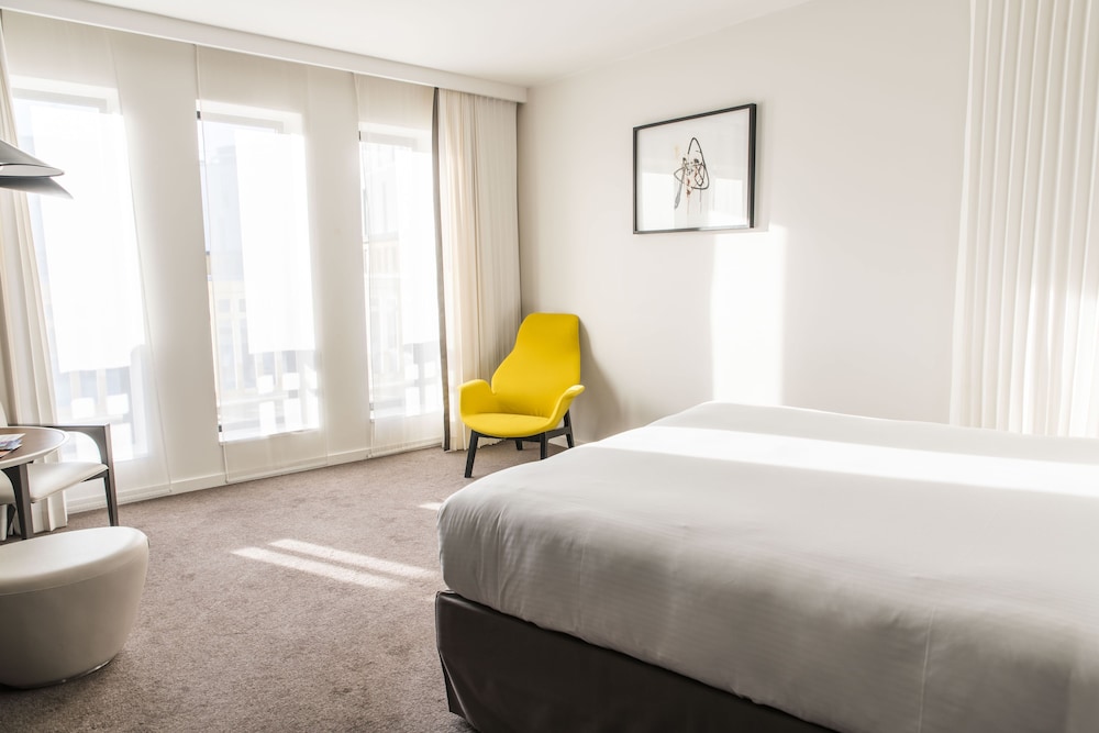Deluxe Room, 1 Queen Bed, Pool View photo 3