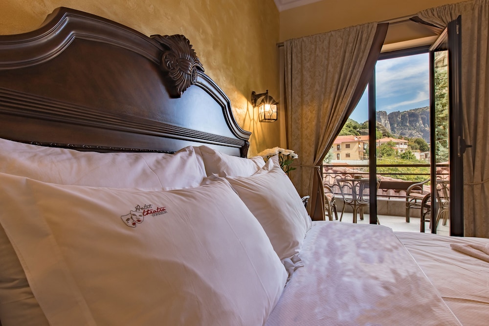 Panoramic Suite, 1 Queen Bed, Jetted Tub, Mountain View