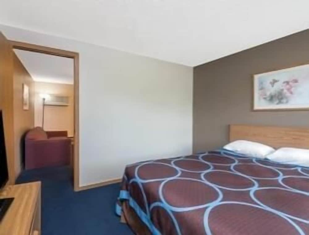 Suite, 1 Queen Bed, Non Smoking, Microwave - Photo 2