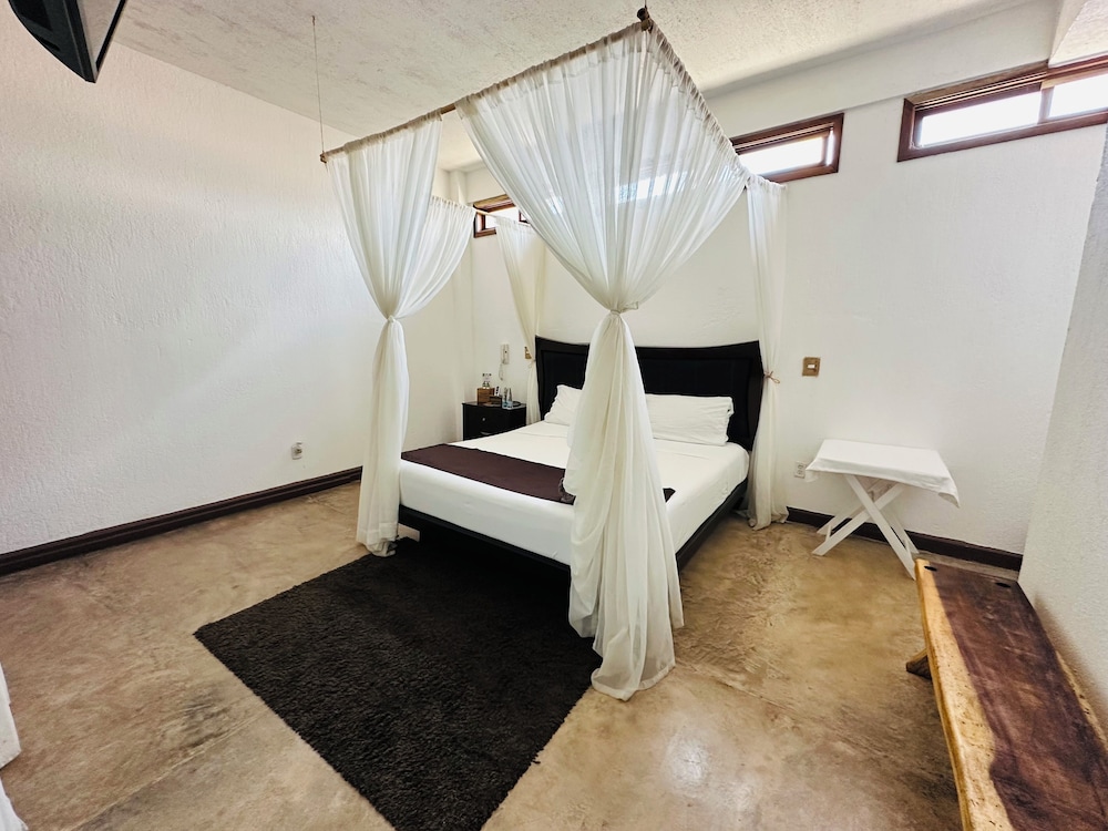 Basic Double Room, 1 King Bed (Interior View w/o TV) photo 3