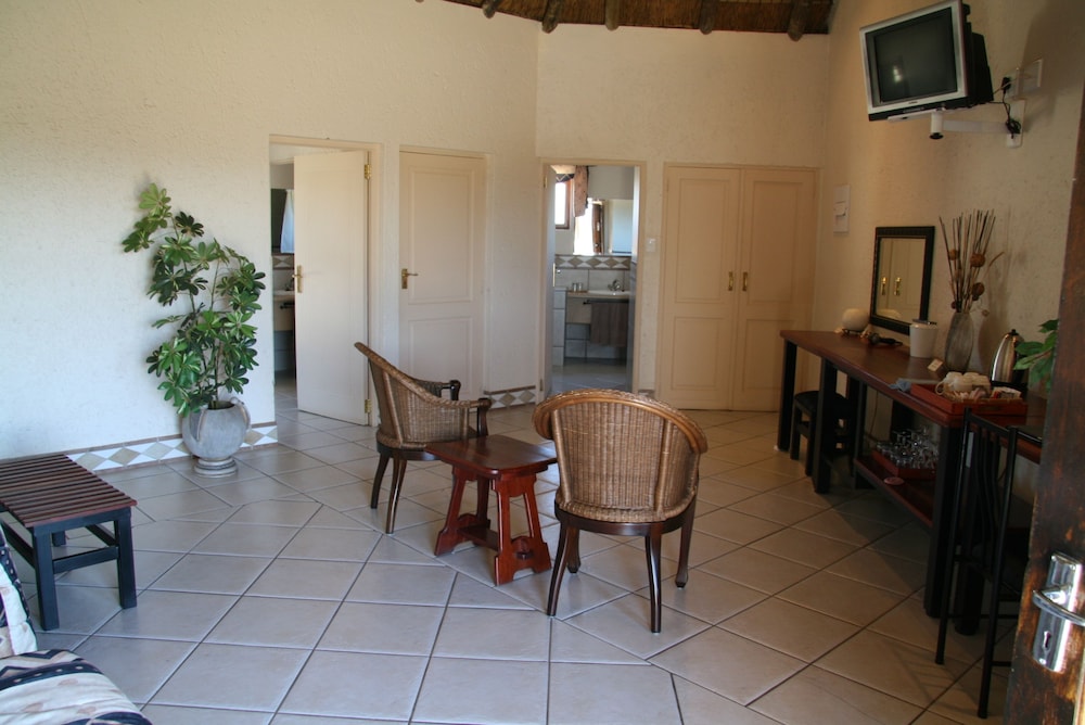 Family Room, 2 Bedrooms, 2 Bathrooms photo 2