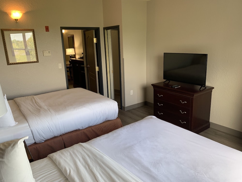 Suite, Multiple Beds, Non Smoking (2 Queenbed) - Photo 4