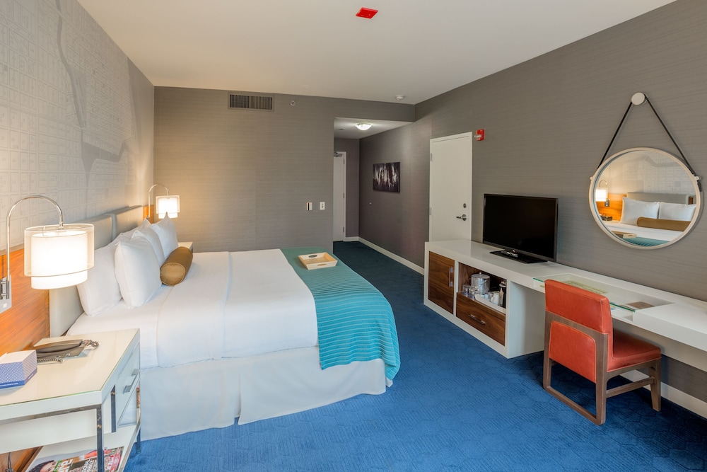 Accessible Deluxe Room, 1 King Bed, Non Smoking - Photo 3