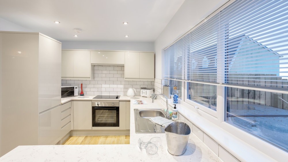 Seaview 3 Bedroom with Hot Tub - Photo 4