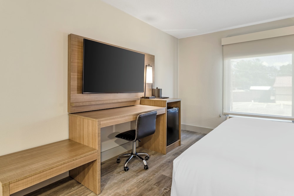 Standard Room, 1 Queen Bed, Non Smoking - Photo 5