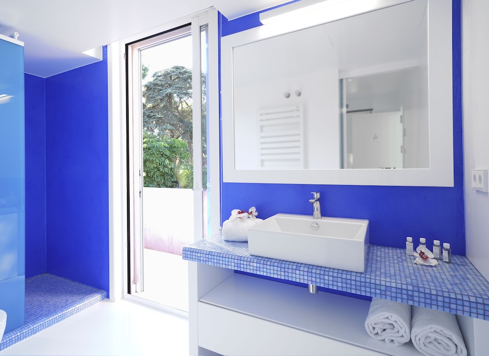 Deluxe Double Room, 1 Queen Bed, Balcony, Garden View photo 3