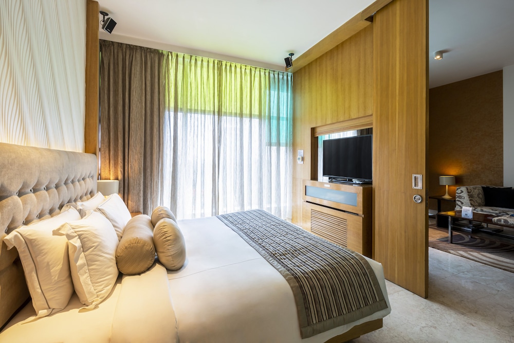Deluxe Suite City View Queen Bed - Photo 5